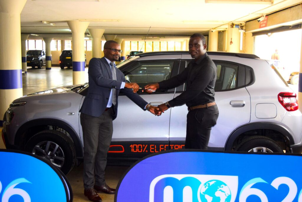 Tchereni(Right) handing over the EV keys to Chikapa